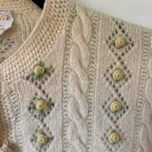 Trellis Rosettes Classic Cream Vintage Knit Cardigan Sweater - Picture 4 of 6